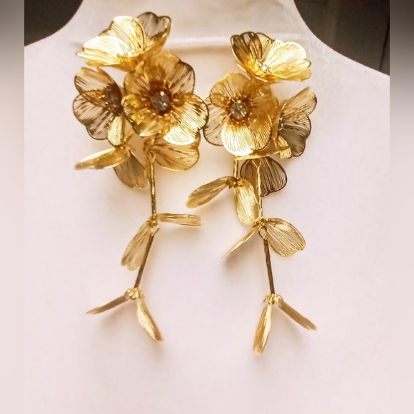 CASCADING GOLDEN FLOWERS - Picture 2 of 5